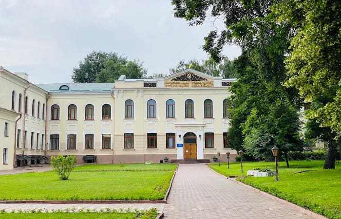 Чому Острозьку академію називають першим університетом України?