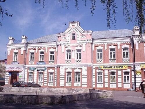 Підприємиць у Рівному за власний кошт реставрує історичну будівлю.