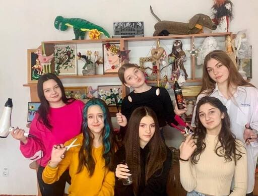 У Костополі за донат для ЗСУ надають перукарські послуги.