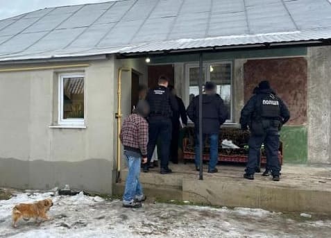 Правоохоронці викрили сутенера з Рівненщини, який шантажував жінок.