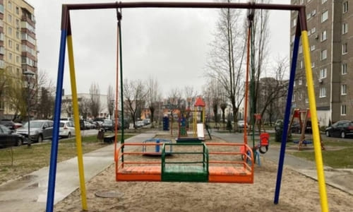 У Вараші автомобіль заїхав на дитячий майданчик