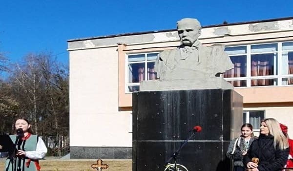 Пам’ятник Тарасу Шевченку в Радивилові